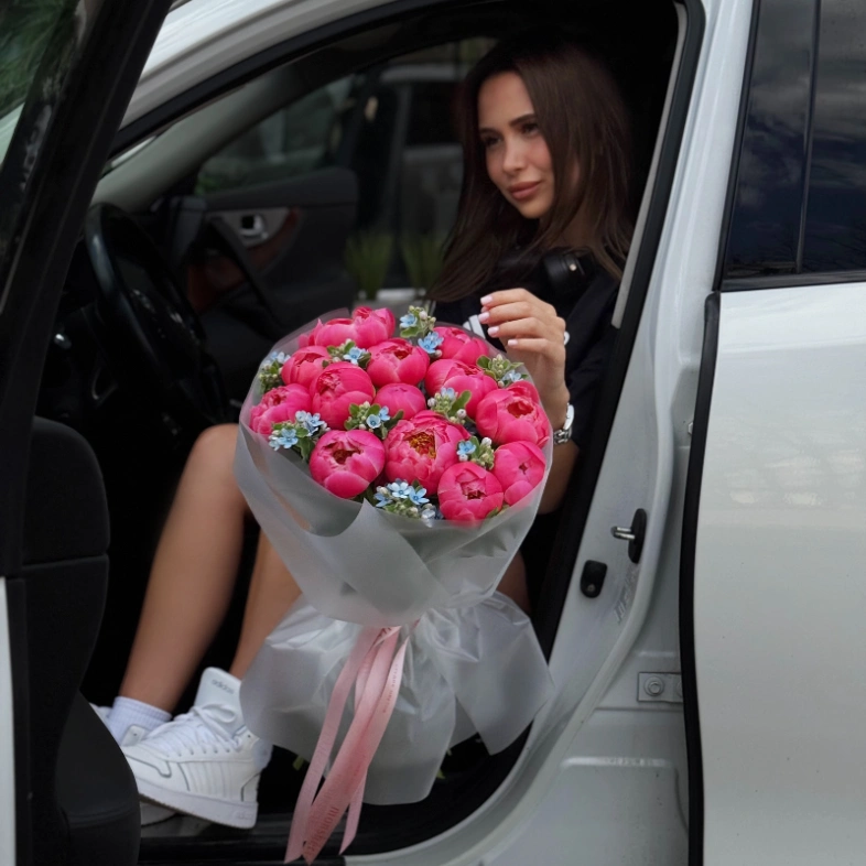 Букет «Rosenrot» / 15 пион Coral Charm-незабудка