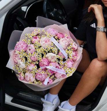 Букет «BARBIE SIZE» / 25 пион Сара Бернар-ромашка