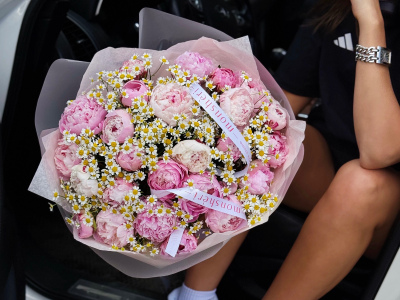 Букет «BARBIE SIZE» / 25 пион Сара Бернар-ромашка