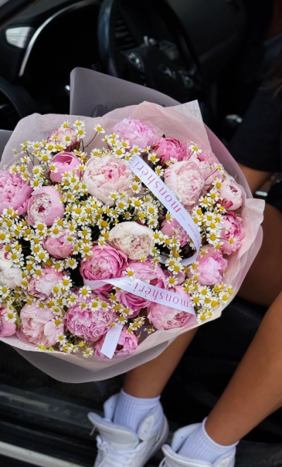 Букет «BARBIE SIZE» / 25 пион Сара Бернар-ромашка