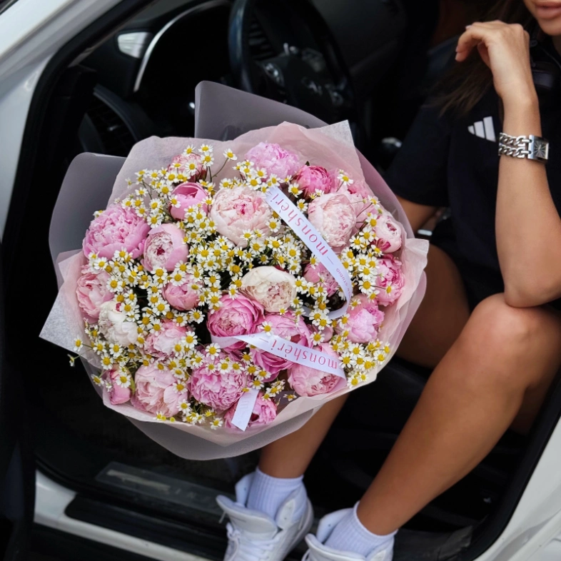 Букет «BARBIE SIZE» / 25 пион Сара Бернар-ромашка