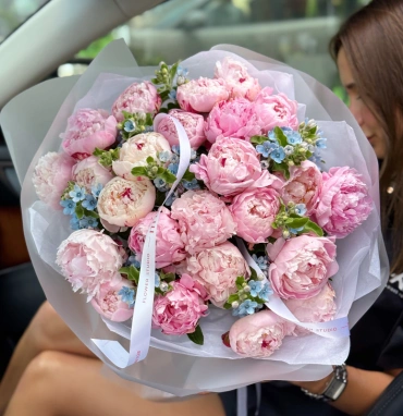 WOW букет из пионов Сара Бернар и незабудок