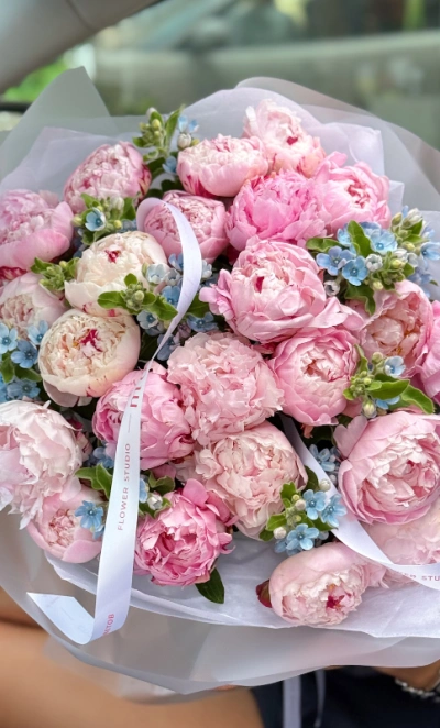 WOW букет из пионов Сара Бернар и незабудок