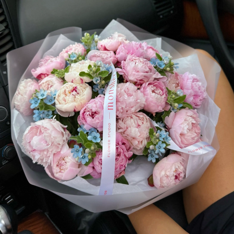 WOW букет из пионов Сара Бернар и незабудок