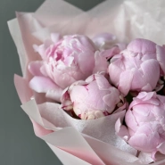 Букет с 5 пионами Сара Бернар в нежной упаковке 3