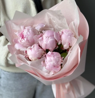Букет с 5 пионами Сара Бернар в нежной упаковке