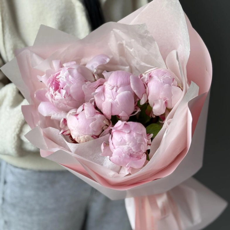 Букет с 5 пионами Сара Бернар в нежной упаковке