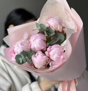 Букет с 5 пионами и эвкалиптом