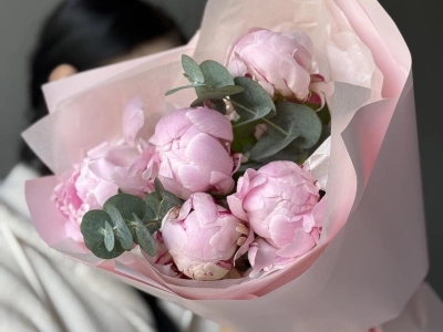 Букет с 5 пионами и эвкалиптом