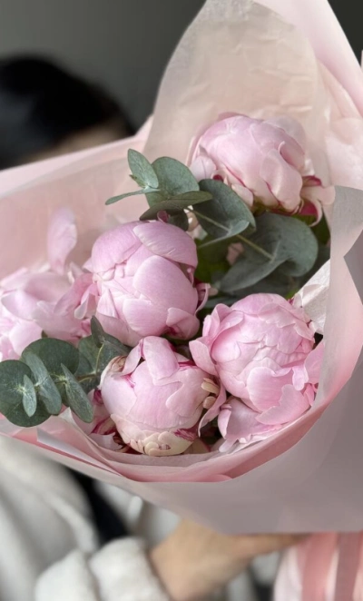 Букет с 5 пионами и эвкалиптом