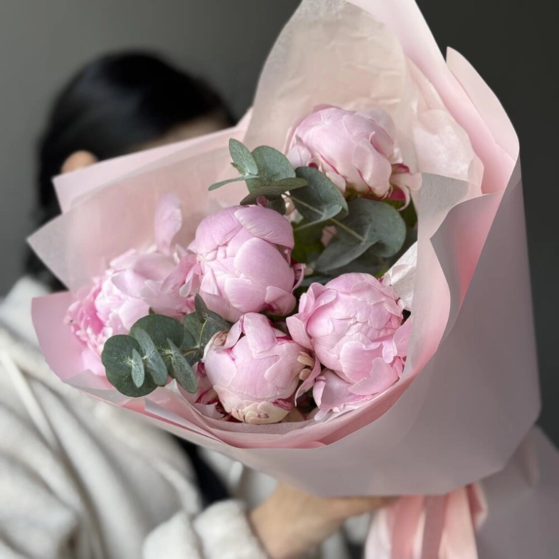 Букет с 5 пионами и эвкалиптом