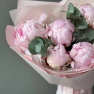 Букет с 5 пионами и эвкалиптом 3