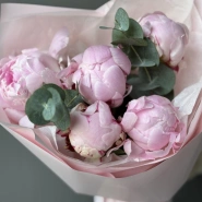 Букет с 5 пионами и эвкалиптом 2