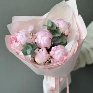 Букет с 5 пионами и эвкалиптом 1