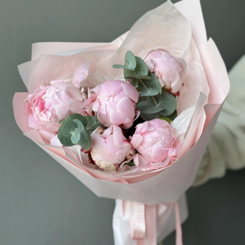 Букет с 5 пионами и эвкалиптом