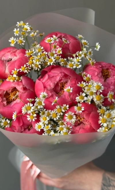 Букет «Пинацетум» / 7 пионы Coral Charm-ромашка
