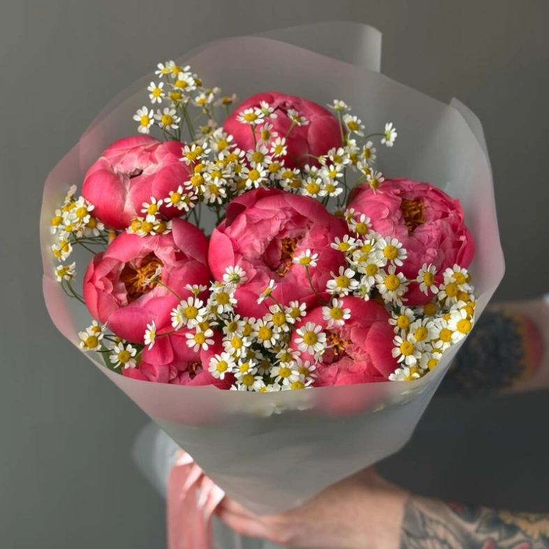 Букет «Пинацетум» / 7 пионы Coral Charm-ромашка