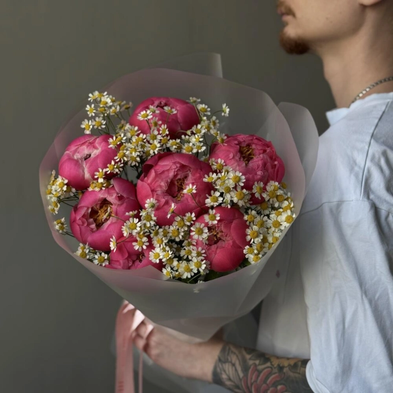 Букет «Пинацетум» / 7 пионы Coral Charm-ромашка