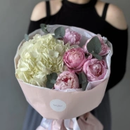 Авторский букет с нежными пионами и гортензией 1