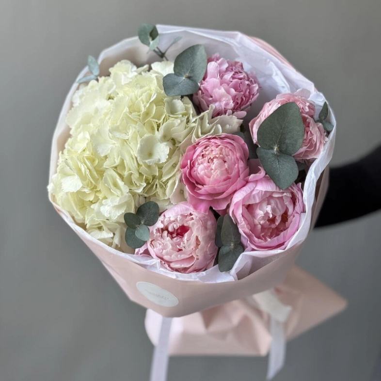 Авторский букет с нежными пионами и гортензией