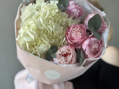 Авторский букет с нежными пионами и гортензией