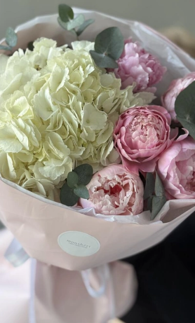 Авторский букет с нежными пионами и гортензией