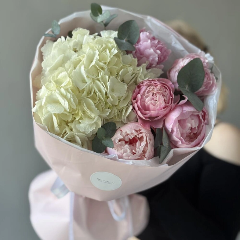 Авторский букет с нежными пионами и гортензией