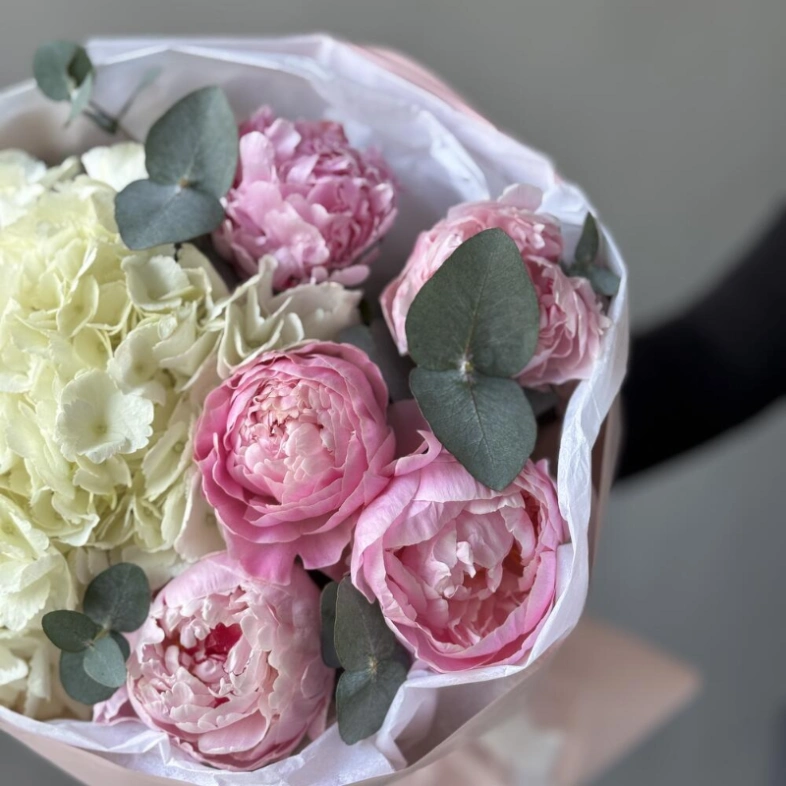 Авторский букет с нежными пионами и гортензией