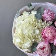 Авторский букет с нежными пионами и гортензией 3