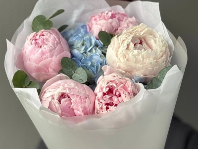 Букет с пионами и гортензией