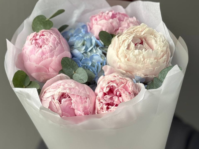 Букет с пионами и гортензией
