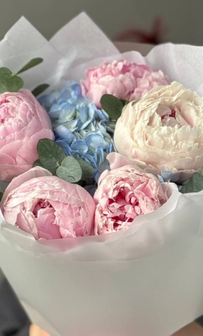 Букет с пионами и гортензией