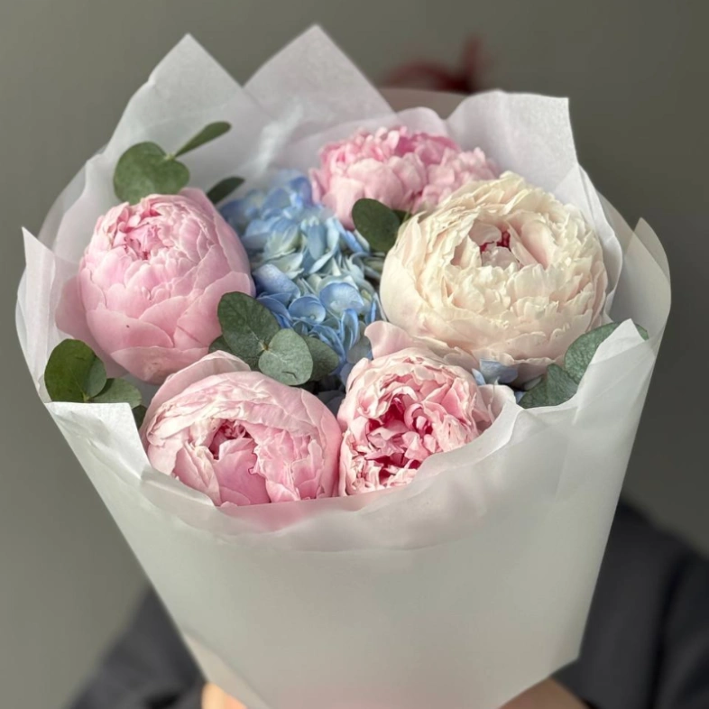 Букет с пионами и гортензией