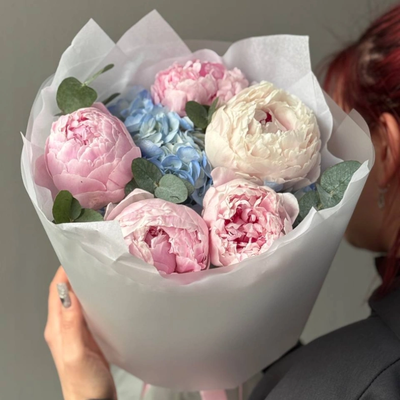 Букет с пионами и гортензией