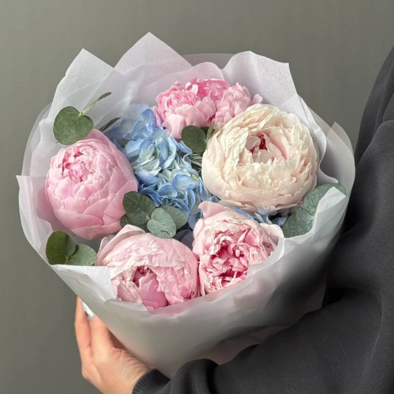 Букет с пионами и гортензией