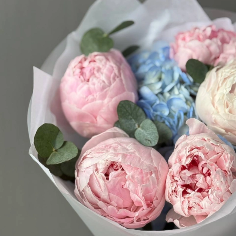 Букет с пионами и гортензией