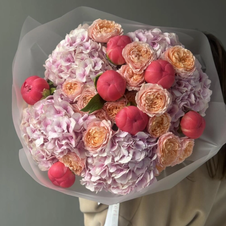Букет «Coral Charm» | пион-кустовая роза Джульетта - гортензия