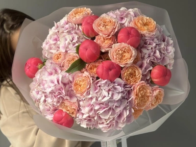 Букет «Coral Charm» | пион-кустовая роза Джульетта - гортензия