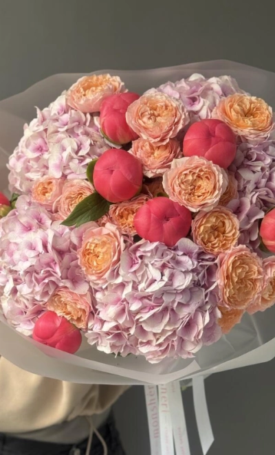 Букет «Coral Charm» | пион-кустовая роза Джульетта - гортензия