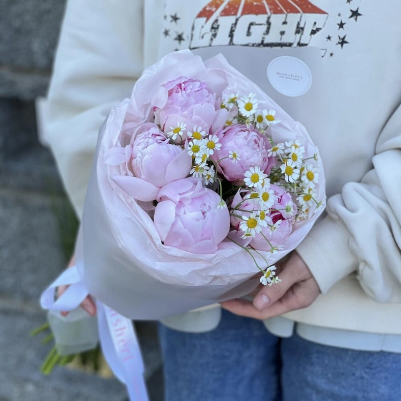 Пионы Сара Бернар и ромашка танацетум