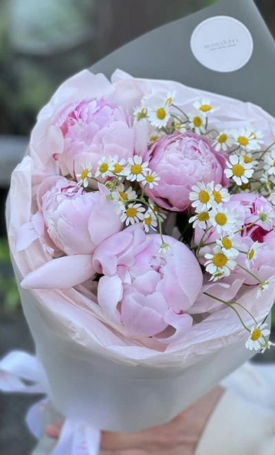 Пионы Сара Бернар и ромашка танацетум