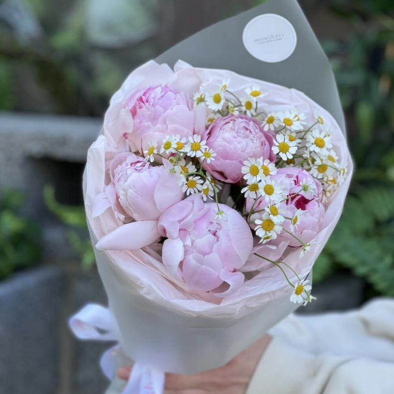 Пионы Сара Бернар и ромашка танацетум