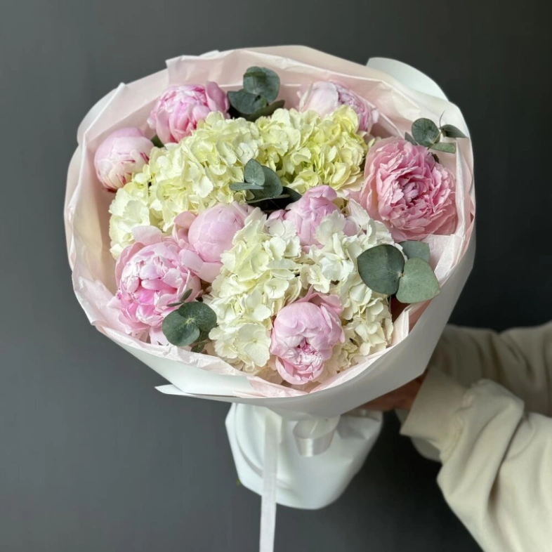 Букет «Лавандовый раф» | пион 8 Сара Бернар - гортензия - эвкалипт