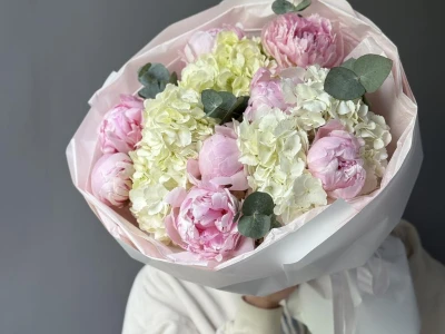 Букет «Лавандовый раф» | пион 8 Сара Бернар - гортензия - эвкалипт