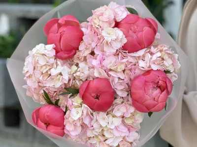 Пионы и гортензии «Очарование»