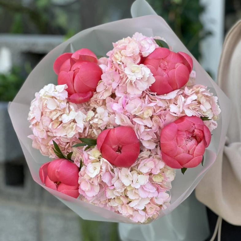 Пионы и гортензии «Очарование»