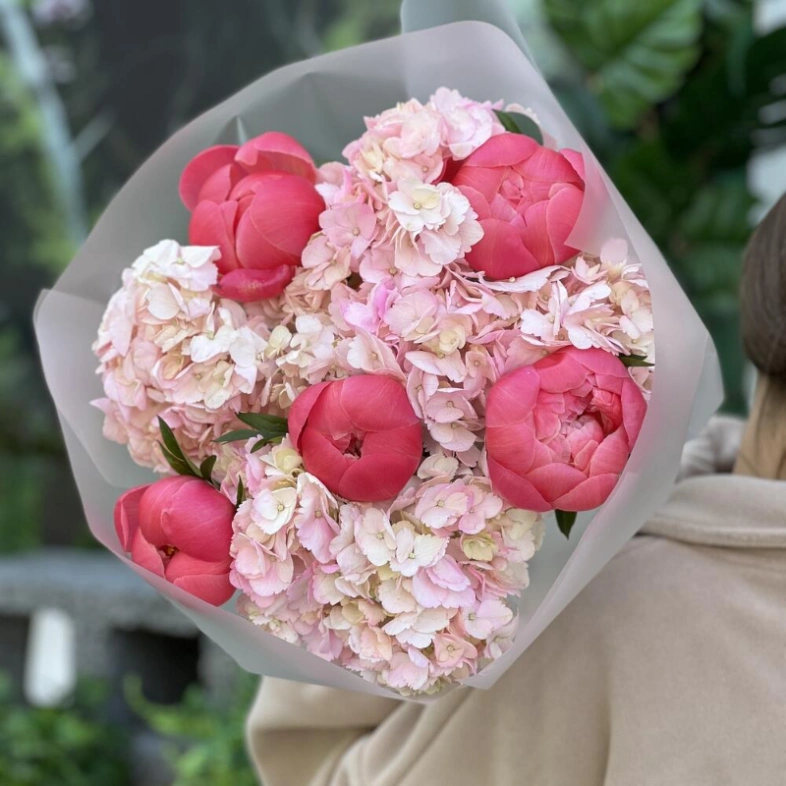 Пионы и гортензии «Очарование»