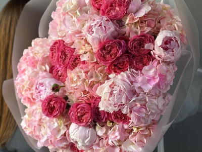 Гортензия, пионы, кустовые розы