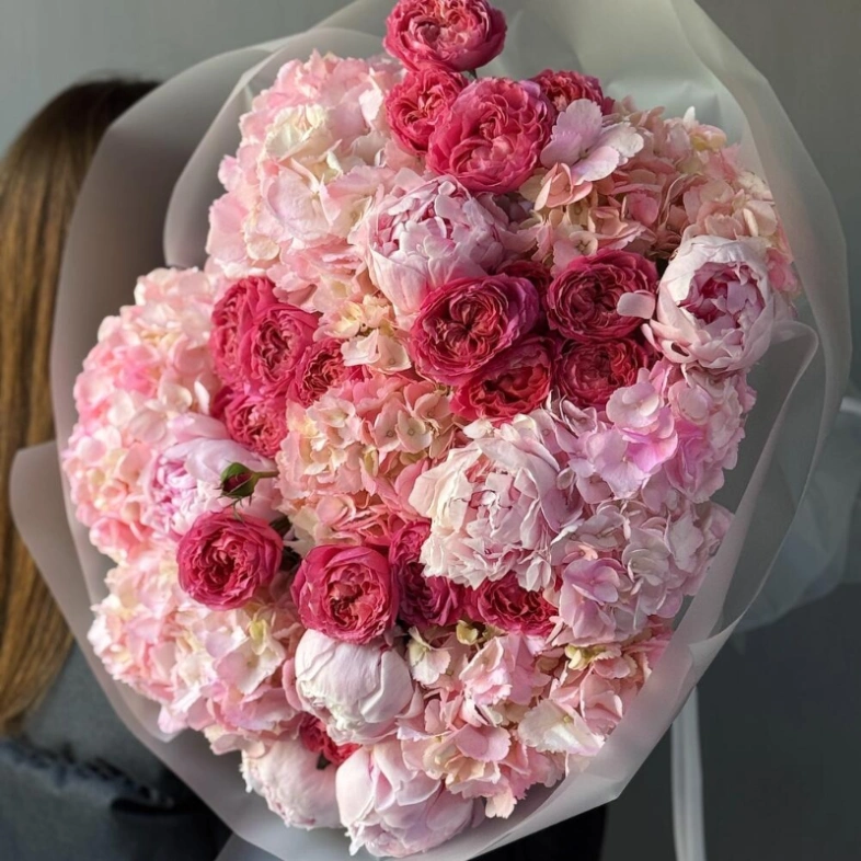 Гортензия, пионы, кустовые розы