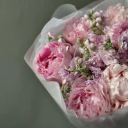 Букет «Пионолла 3.0» | пион Сара Бернар - маттиола (ароматный сезонный букет) 3